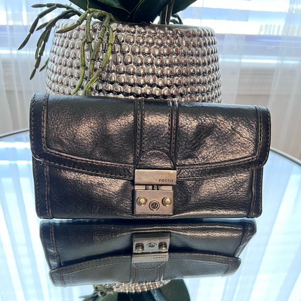 Woman’s black  fossil genuine leather wallet 🪪